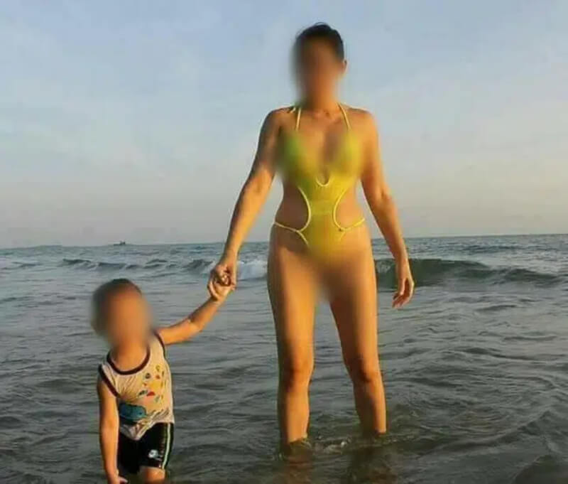 người phụ nữ mặc bikini hở hang gây sốc trên bãi biển